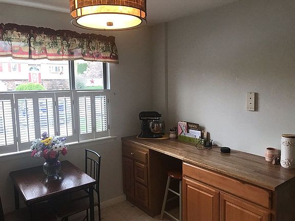 3rd image of 218 Saddlebrook Dr
