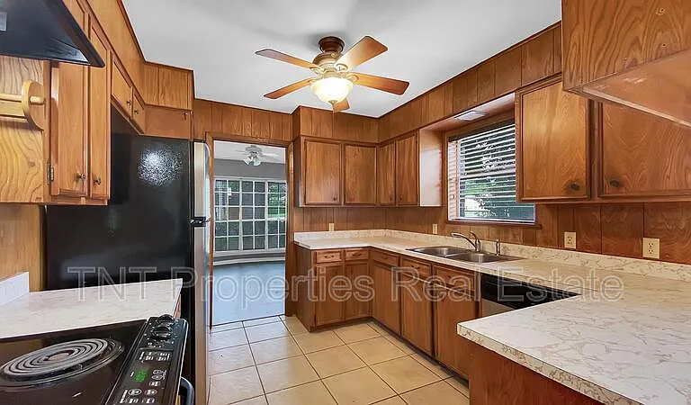 1103 Glade St — Photo 10