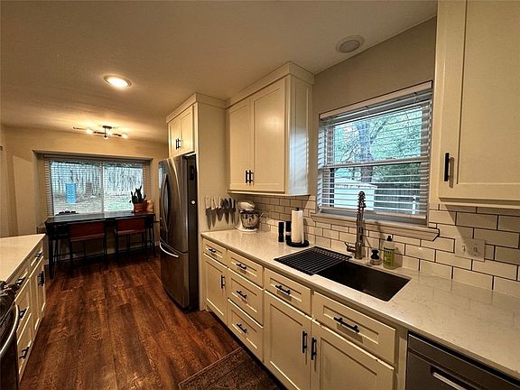 4th image of 1739 N Creek Ct