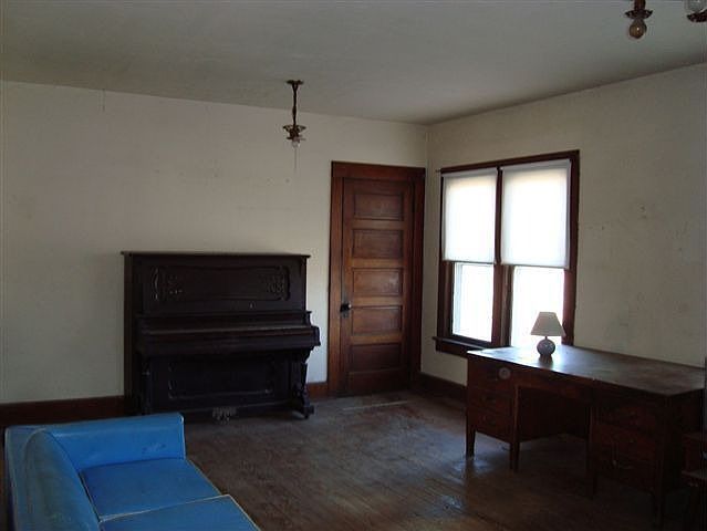 2nd image of 1500 W 6th St