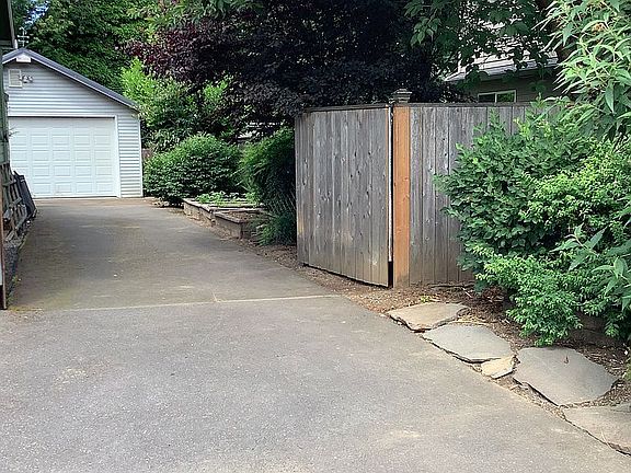 4th image of 2308 SE 112th Ct