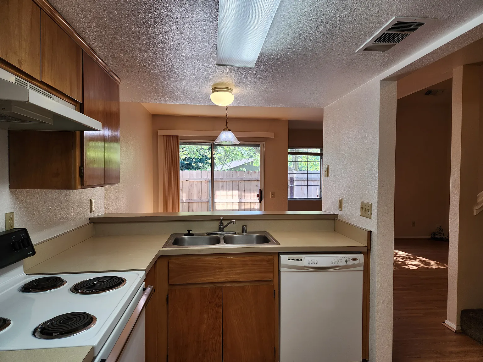 2 bed, 1.5 bath, 875 sqft, $1,550 — Photo 2