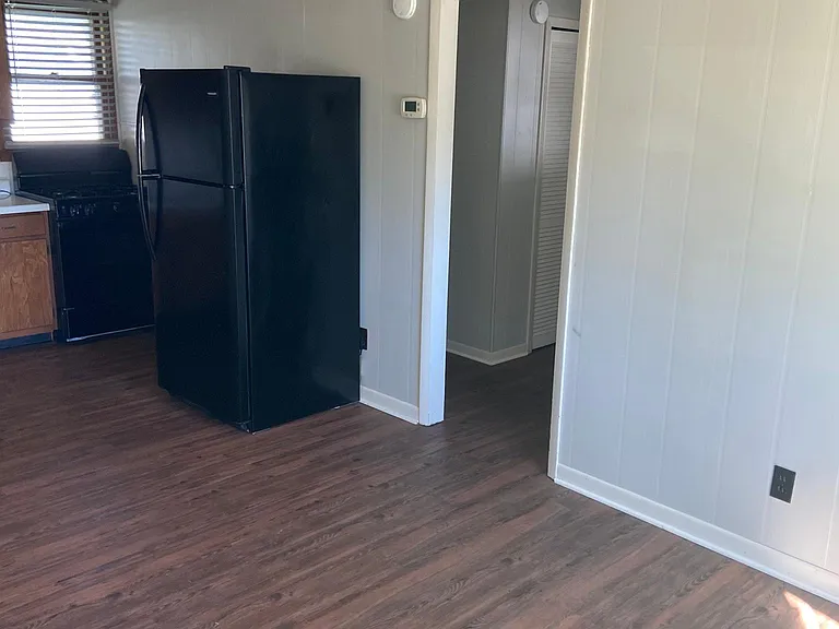 1044 Walnut St — Photo 6