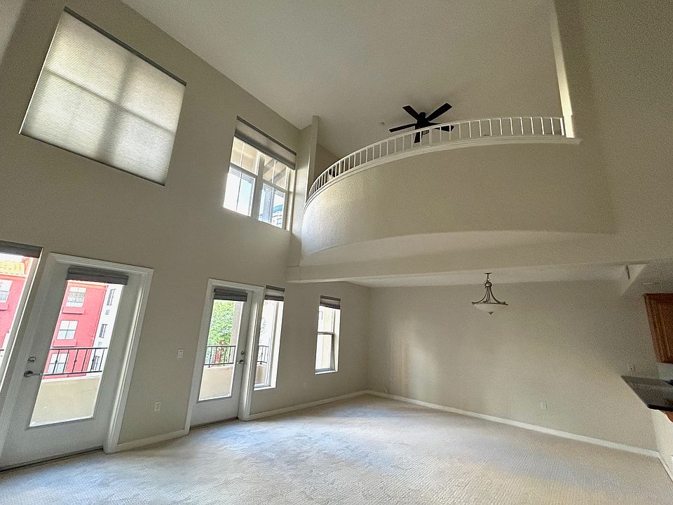 Spacious full wall windows with a fabulous Marina District view. Recessed lights throughout living and kitchen areas.