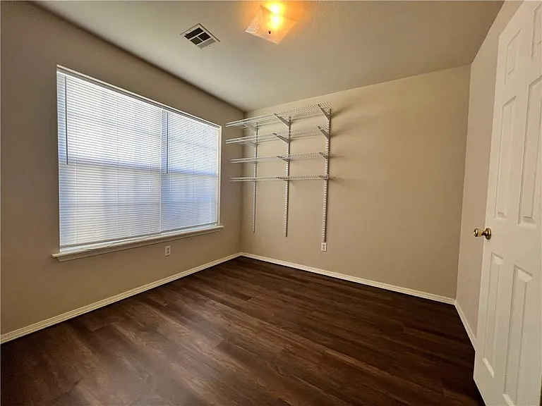 1102 SW Tunbridge Dr — Photo 9