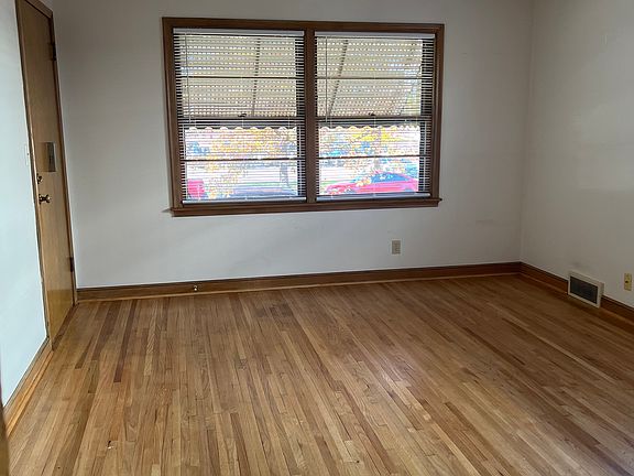 3rd image of 390 Pierce St N APT 4