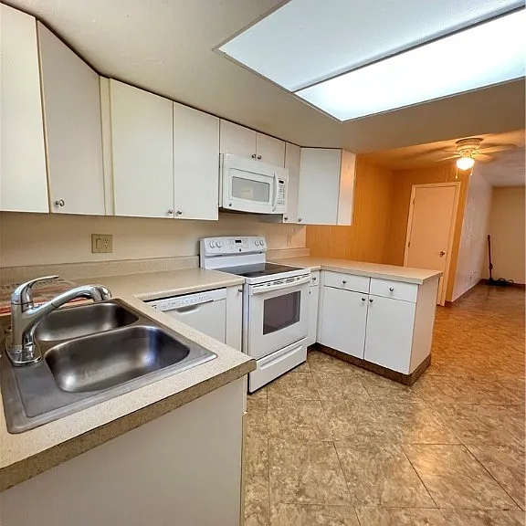 1825 Oak Ln — Photo 5