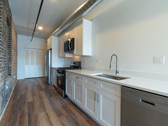4th image of 2202 S Lombard Ave #204