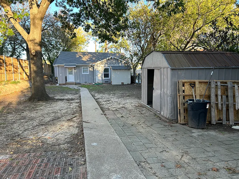 1320 N Travis St — Photo 21