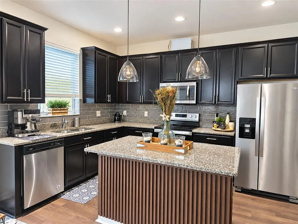 3 bed, 2.5 bath, 1702 sqft, $2,400 — Photo 4