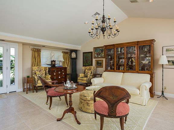 3rd image of 613 Lake Dr