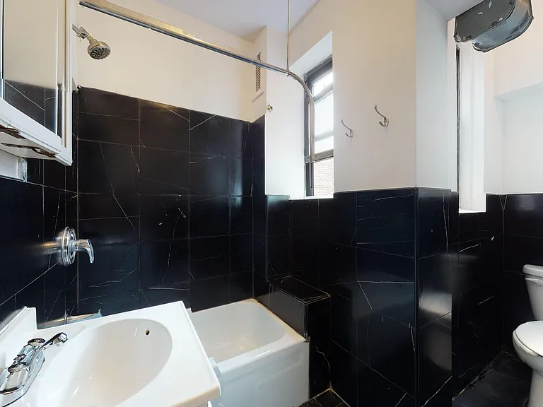 214 E 10th St #22 — Photo 9