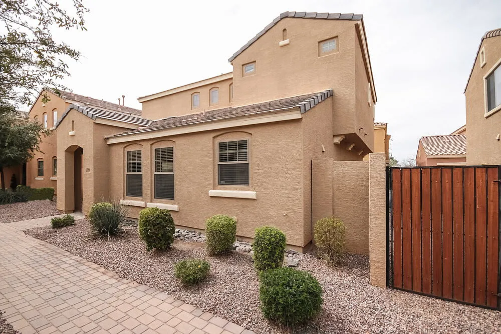 3 bed, 2.0 bath, 1488 sqft, $2,200 — Photo 2