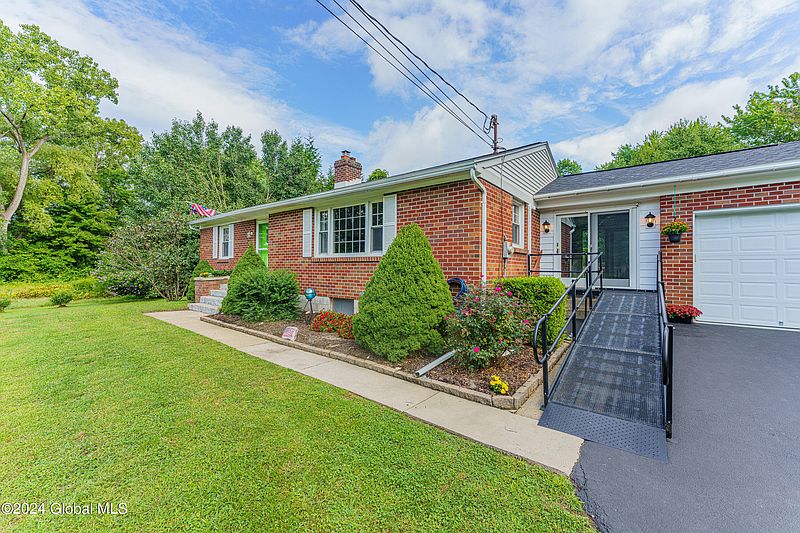 4th image of 273 Elm Avenue East