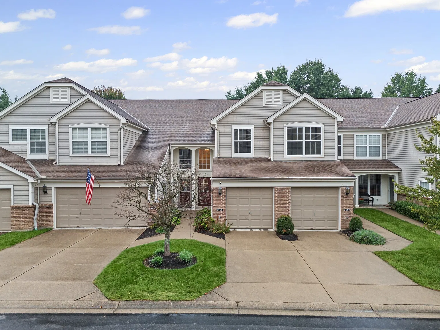 2 bed, 2.5 bath, 1852 sqft, $2,200 — Photo 1