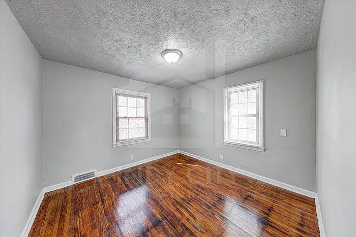 3535 N Oxford St — Photo 12
