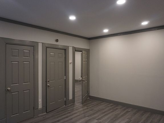 5th image of 272 Burritt St APT 1