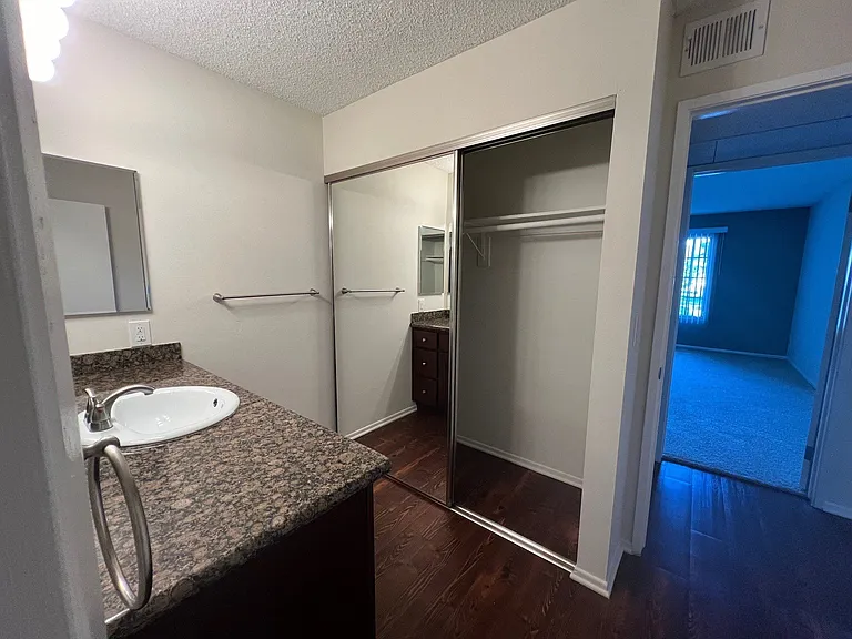Versailles on the Lake Apartments — Photo 115