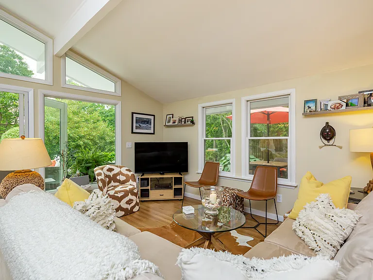 21 Hillover Rd E — Photo 34