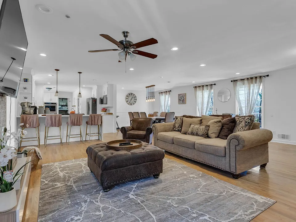 2688 Fleur De Lis Pl