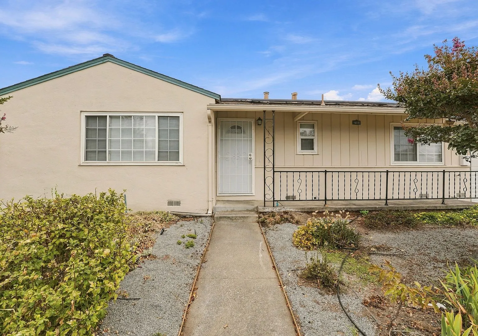 Freshly Remodeled 3-Bedroom San Lorenzo Corner Lot Home w/ Solar — Photo 2