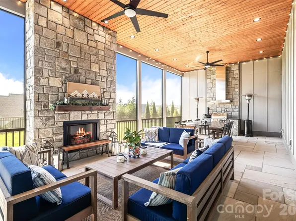 480 Daniel Circle Dr, Mills River, NC 28759
