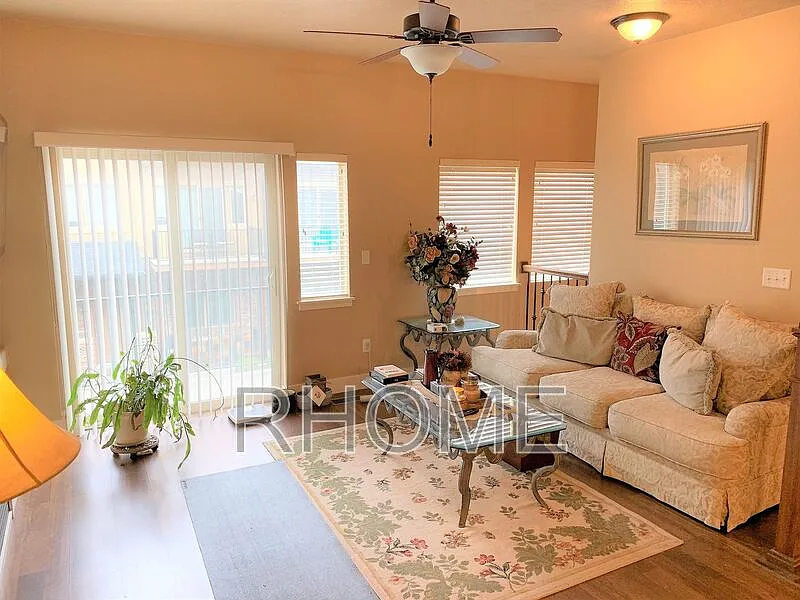 4 bed, 2.5 bath, 2000 sqft, $2,249 — Photo 4