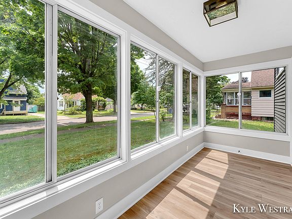 5th image of 1035 Johnston St SE