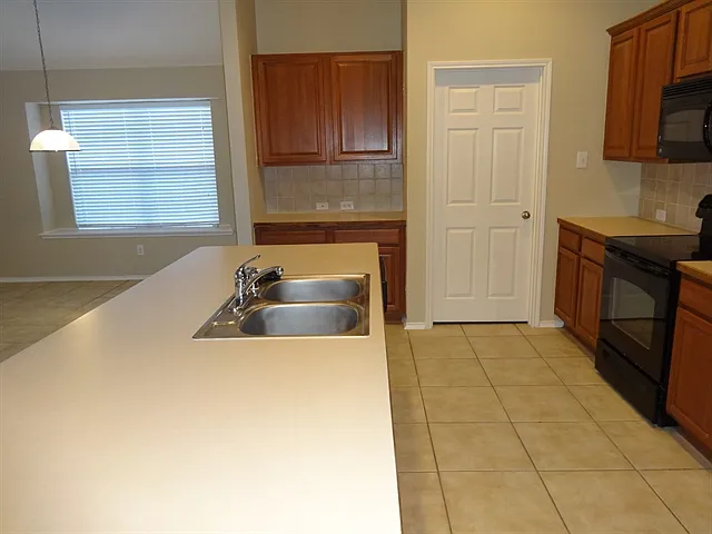 525 Drift St — Photo 3