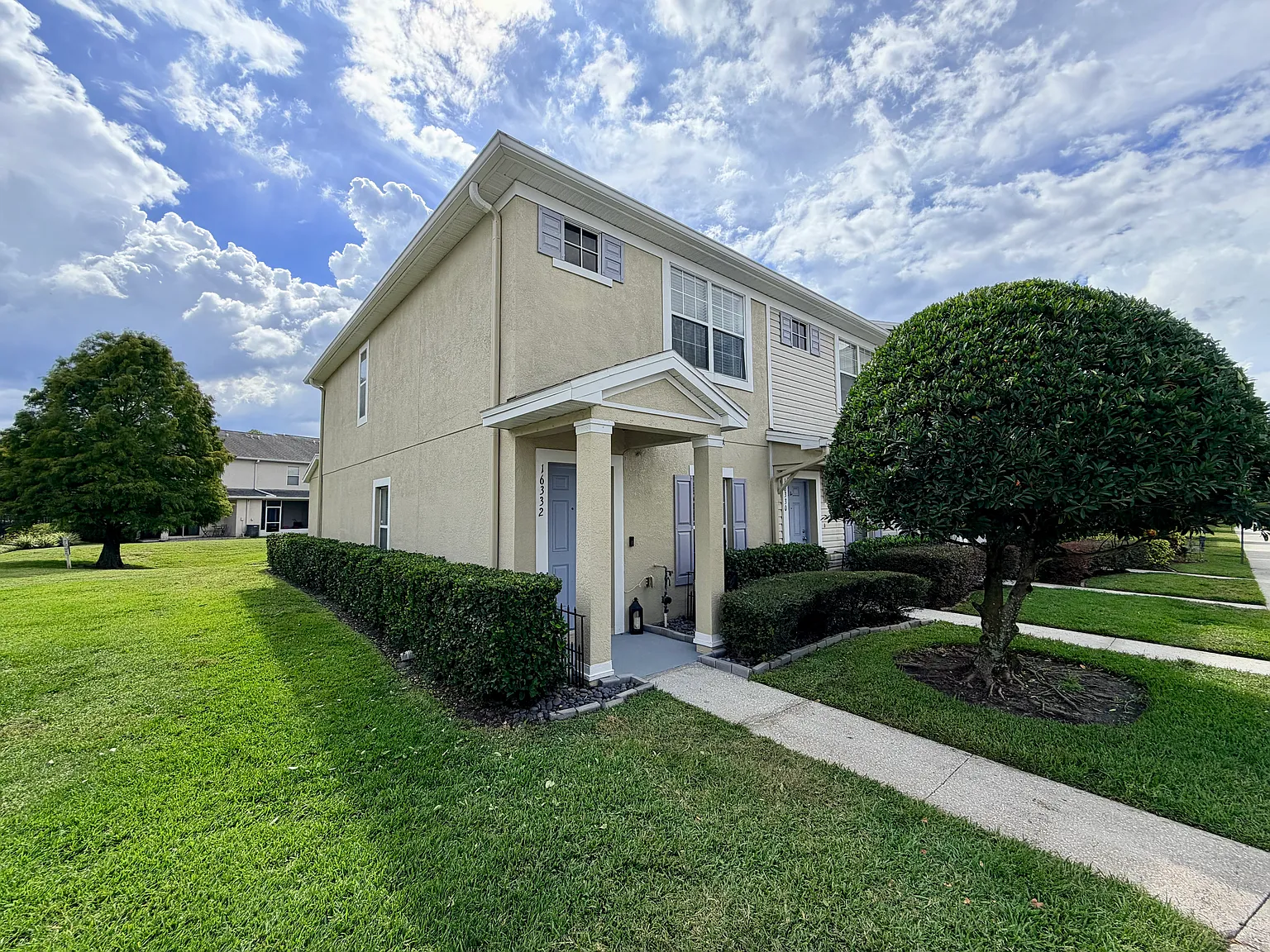 2 bed, 2.5 bath, 1240 sqft, $1,800 — Photo 2