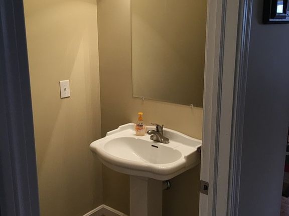 5th image of 190 Greenbrier Ln