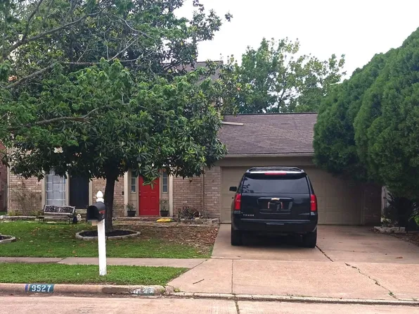 9527 Secretariat Dr, Houston, TX 77065