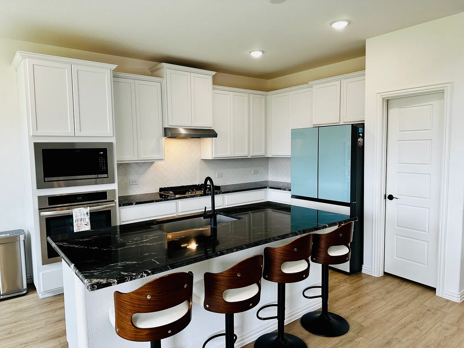 4 bed, 2489 sqft, $3,200 — Photo 3