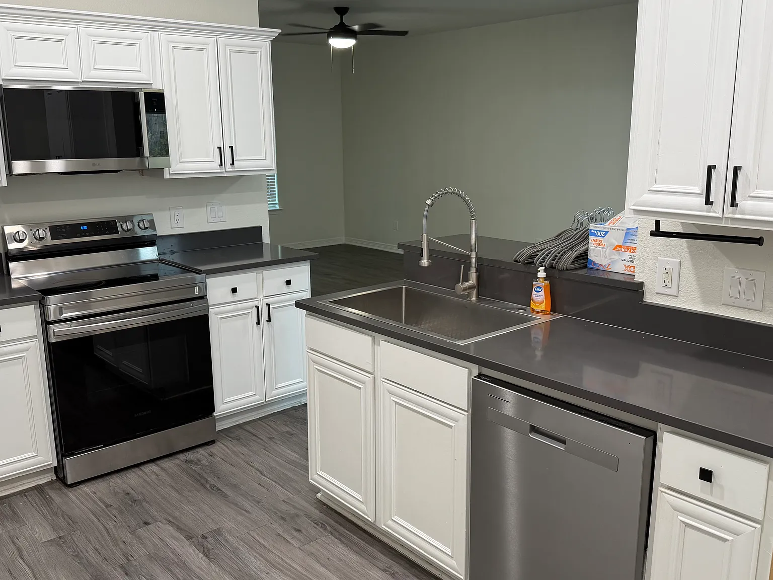 4 bed, 2.5 bath, 1721 sqft, $2,400 — Photo 2