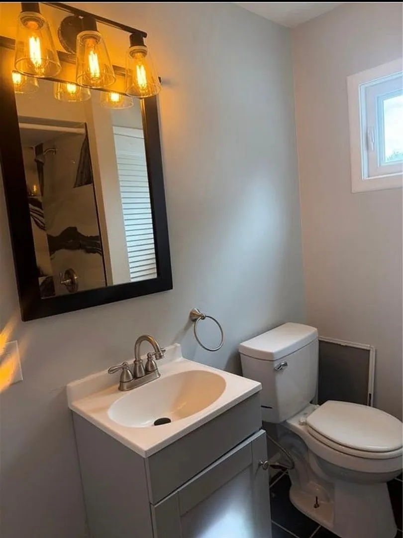 Charming 3BR Duplex in Kingston — Photo 3
