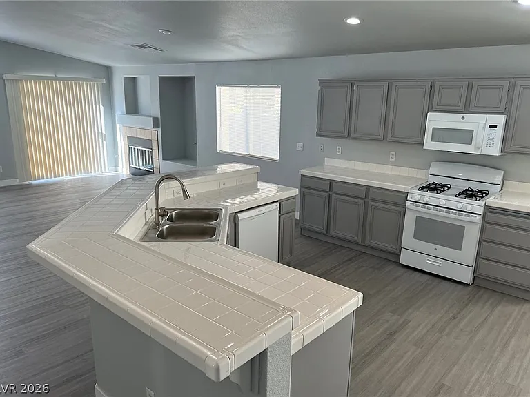 1425 Dragon Rock Dr — Photo 6