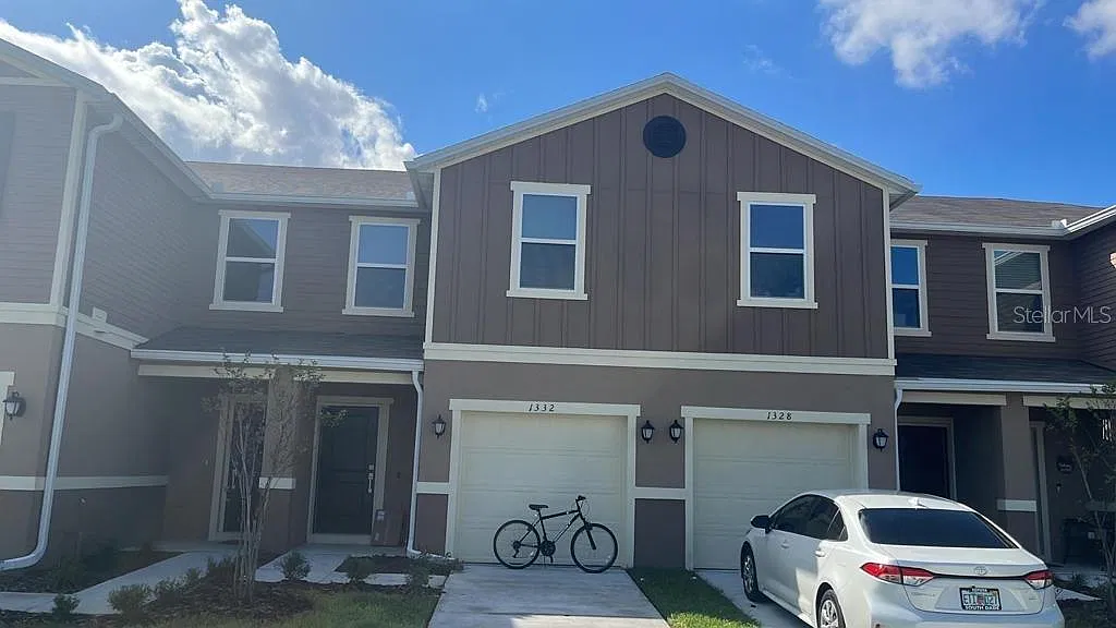 3 bed, 2.5 bath, 1435 sqft, $1,895 — Photo 2