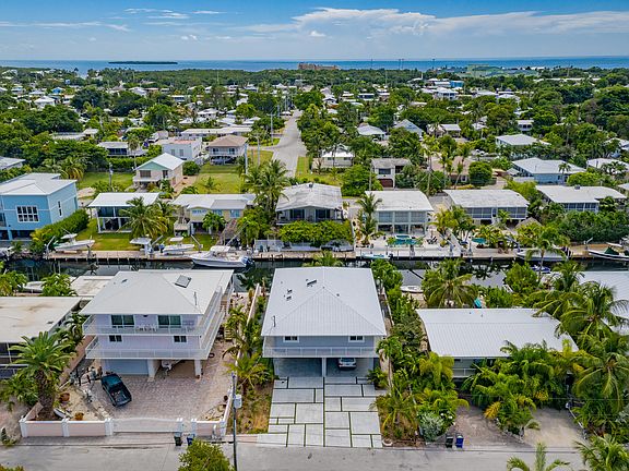 5th image of 413 S Coconut Palm Blvd