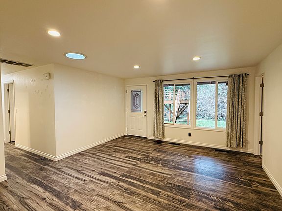 3rd image of 2941 W Lake Sammamish Pkwy NE