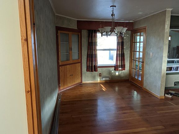 Dining room - door into sunroom