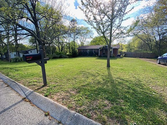 Red brink ranch on 3/4 acre: -quiet street -parking for four -gingko and ash trees in front yard