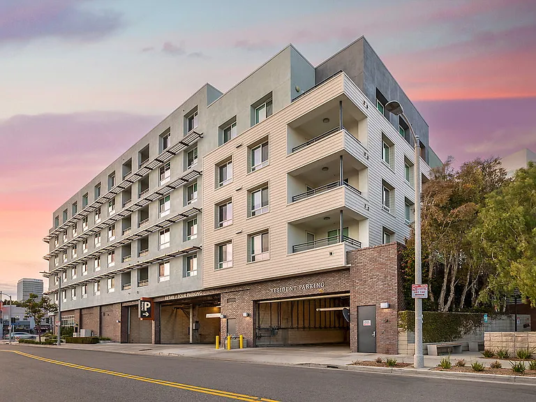 Wilshire La Brea — Photo 45