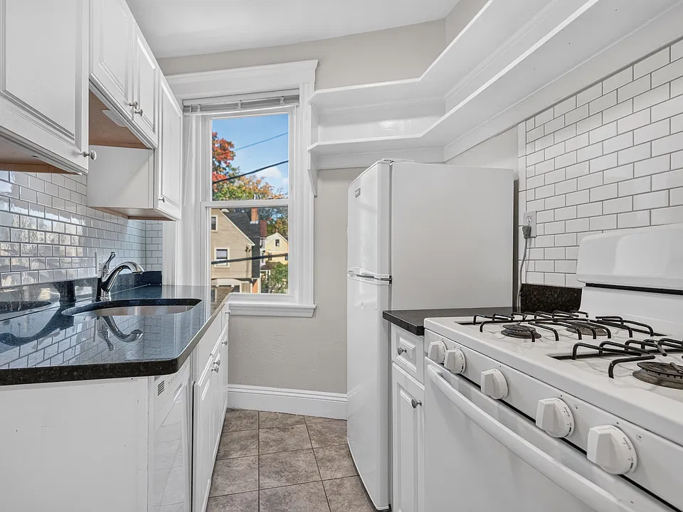 30 Langdon St #8