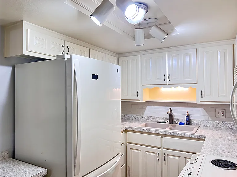 8141 Valley Estates Dr — Photo 22