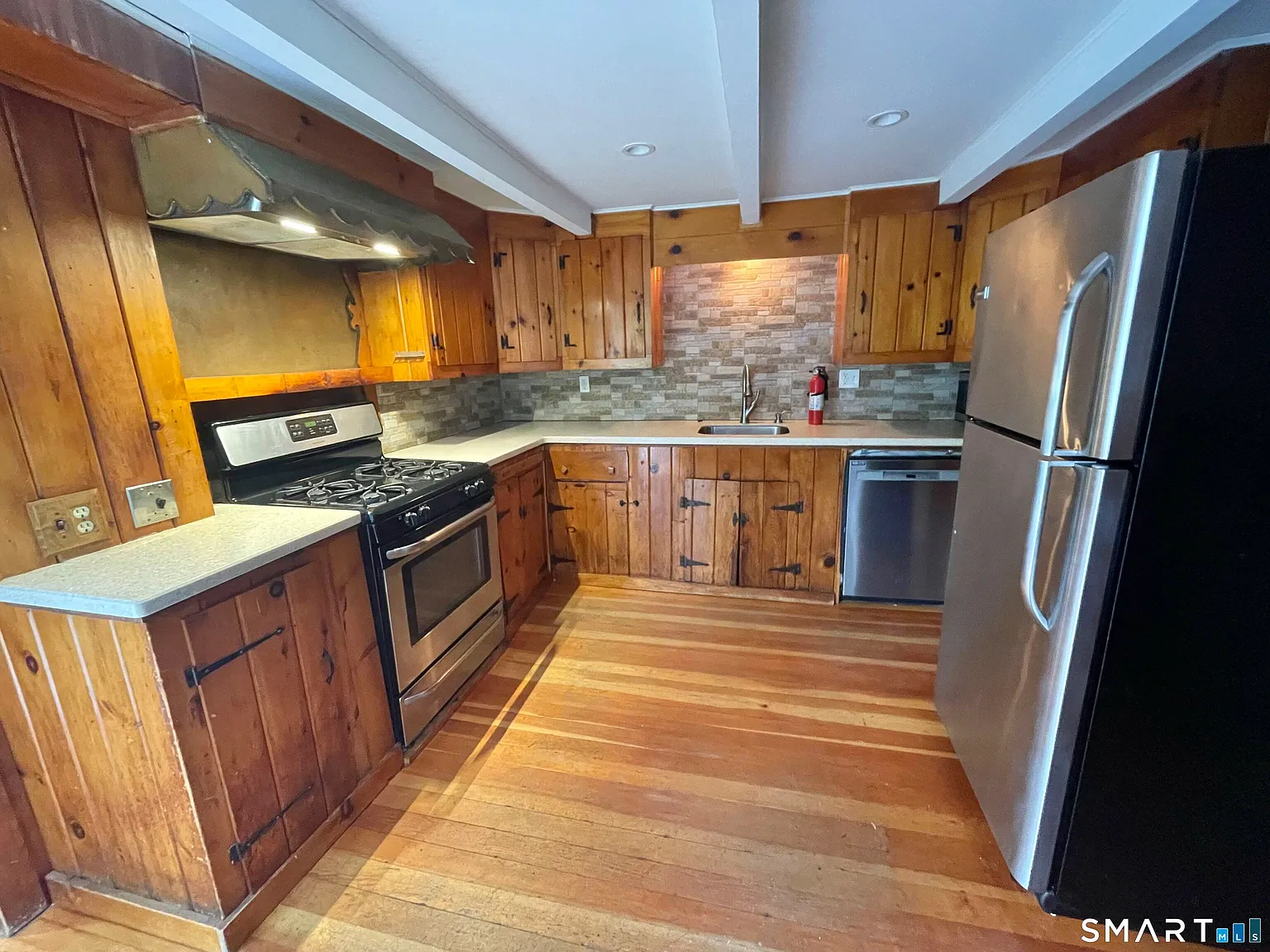 3 bed, 1.5 bath, 2190 sqft, $3,100 — Photo 2