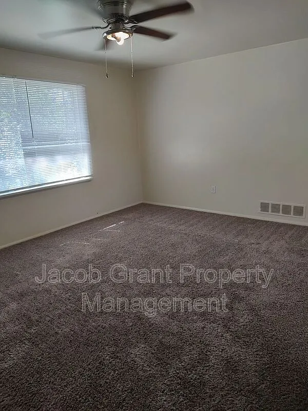 4 bed, 1.0 bath, 1200 sqft, $1,375 — Photo 3