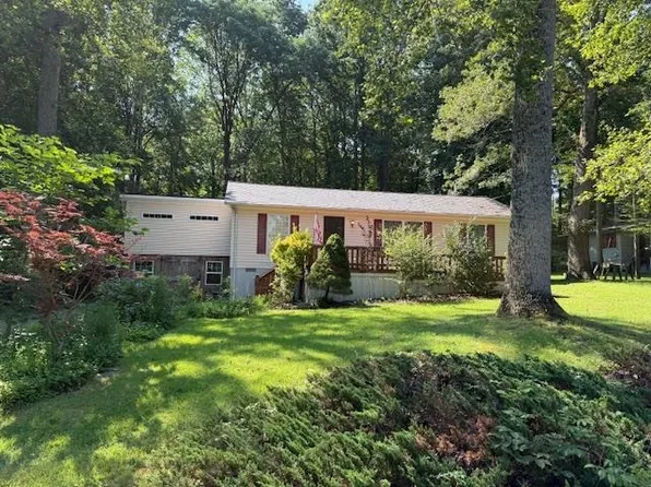 1909 S Lakeshore Dr, Louisa, VA 23093