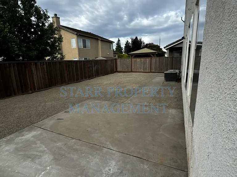 2046 Solothurn Way — Photo 23