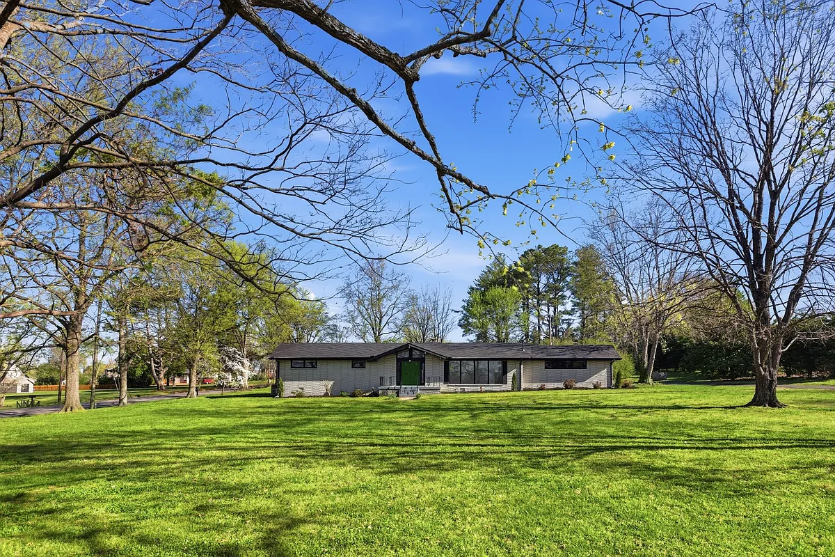 1 acre level yard with swimming pool - 8220 Concord Rd