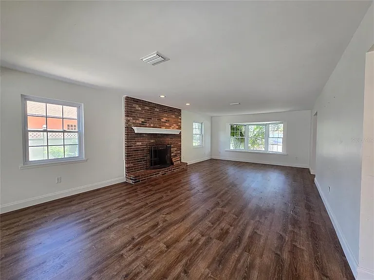 300 Cypress Creek Cir — Photo 8